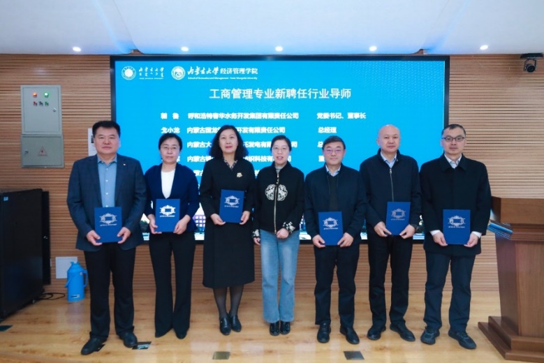 一群人站在屏幕前面描述已自动生成